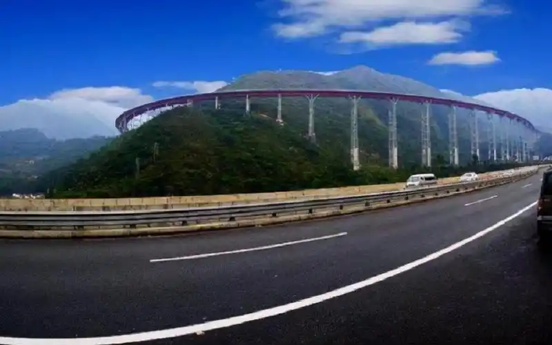 中国京昆高速雅安段,途径12条地震带,建造最大难点是什么?