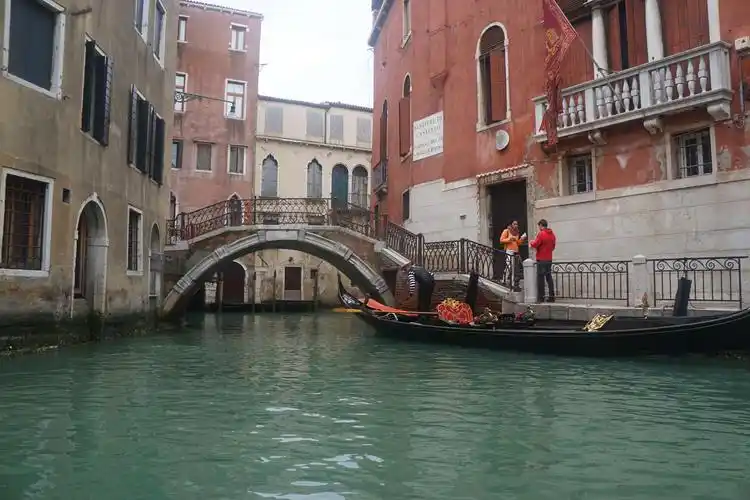 图片:楼房之间以石桥跨过.在威尼斯,全城共有石桥四百余座