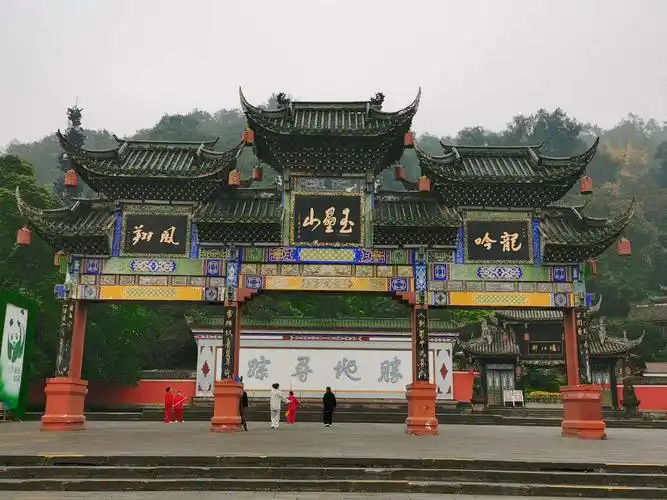 旅游景区;2000年被列为世界文化遗产,2006年作为四川大熊猫栖息地的一