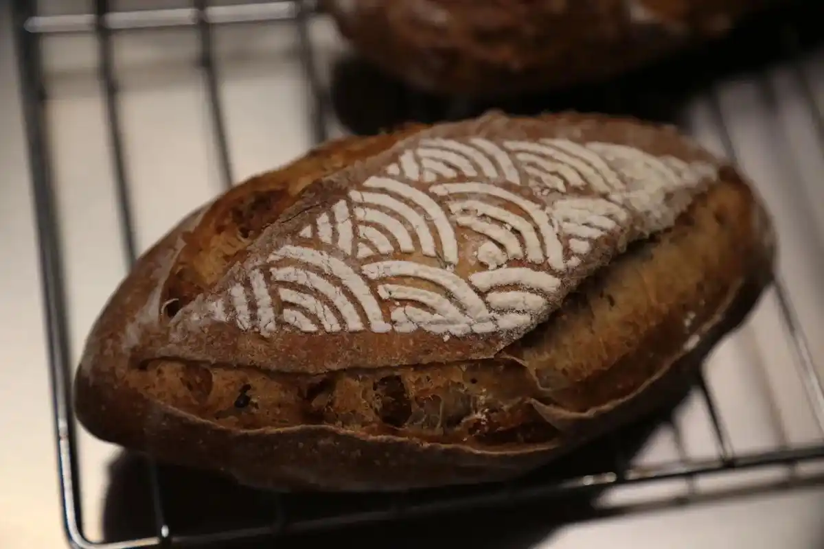 对!面包都是我自己做的～ 一个人的小铺 - 抖音