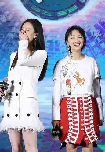 4 两代"谋女郎"pk!倪妮周冬雨甜笑动作同步