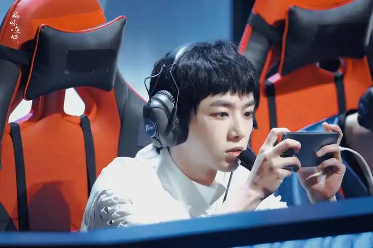 华晨宇现身和平精英超级杯现场