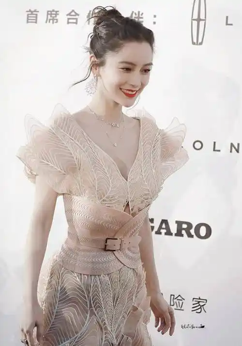 angelababy高定礼服造型太美完全把秀场上的水果娜比下去了