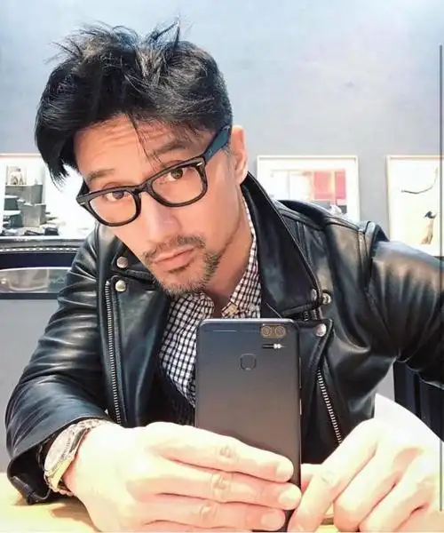 50岁"最帅大叔",拥有八块腹肌,容颜不老似20岁小伙