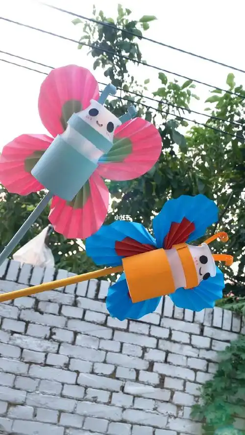 用家里喝完饮料的小瓶子做漂亮的小蝴蝶吧