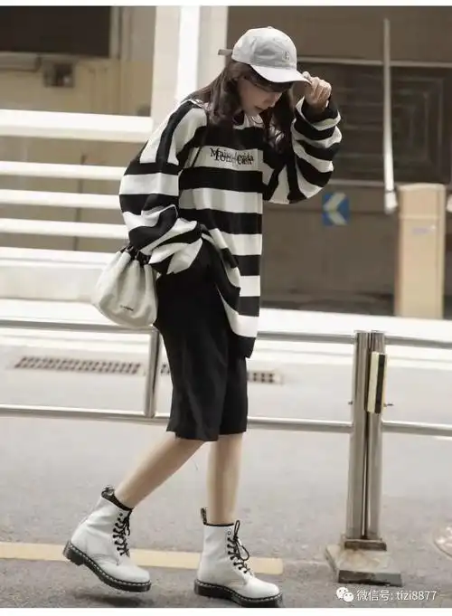 白色马丁靴怎么搭配衣服好看