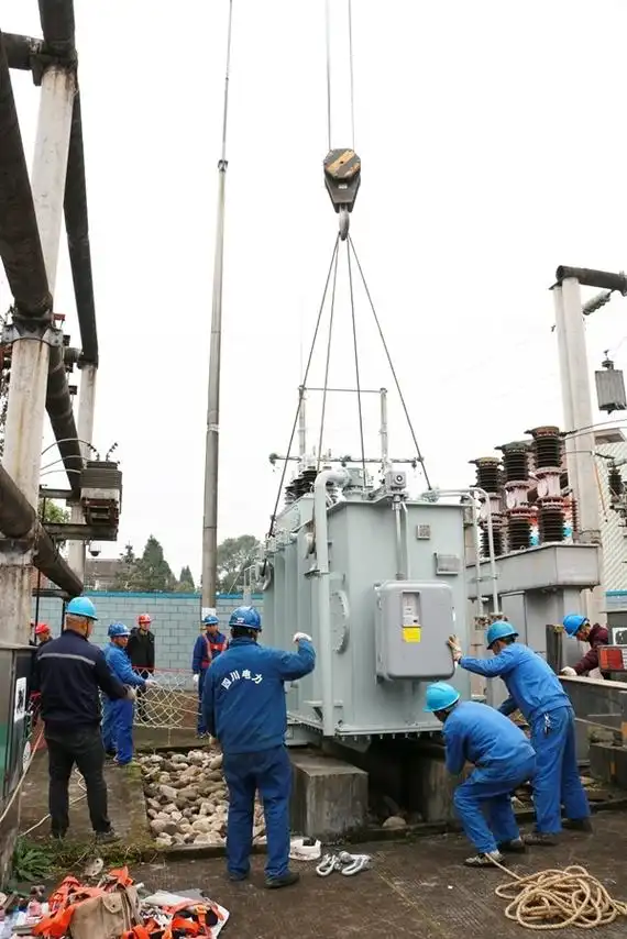 经过14名工作班成员紧张有序,争分夺秒的奋战,从变压器停电,新安装