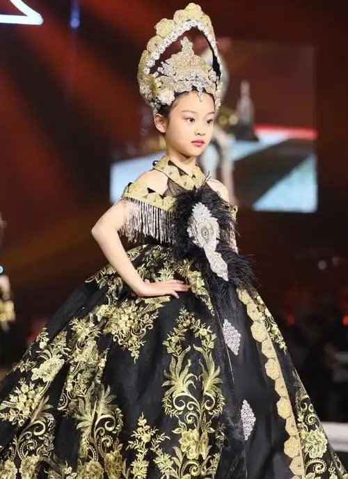 甜馨成功摘掉"丑女"标签,9岁逆袭成美人,像爸像妈终于清楚