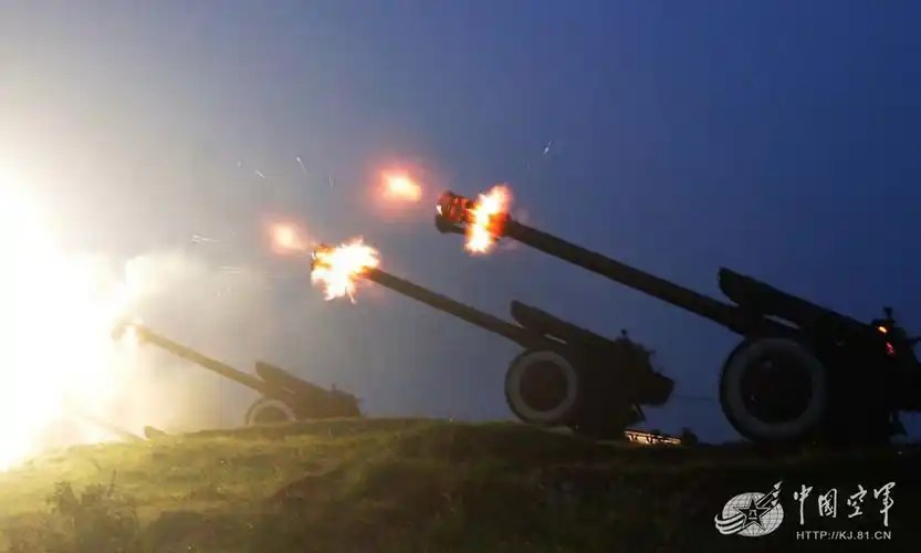 空降兵打击"敌"阵地 各型火炮亮相开火