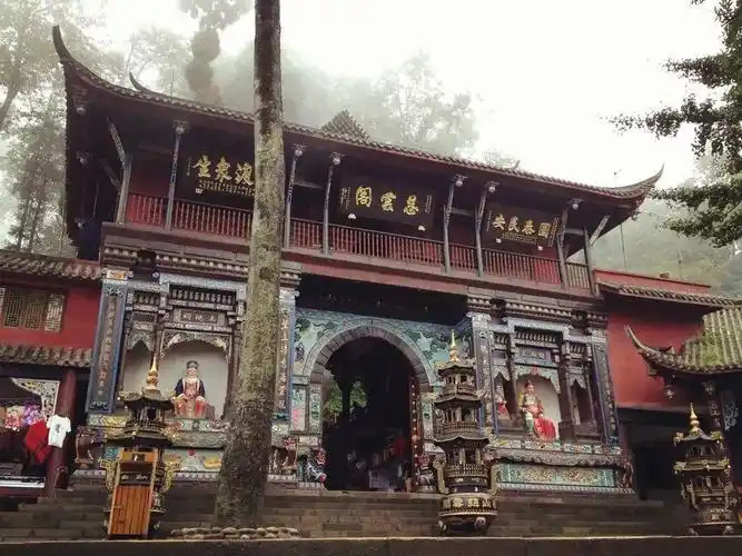 青城山慈云阁(图来源网络)吉祥坛 | 西安八仙宫经师团地点:青城山上