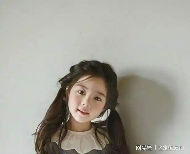 5岁小女孩长得太漂亮,被网友质疑整容,见过她父母后全