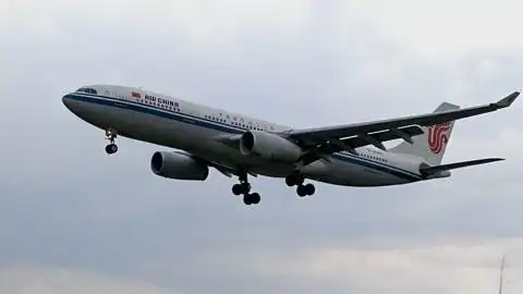 中国国际航空a330-200降落成都双流国际机场02l跑道