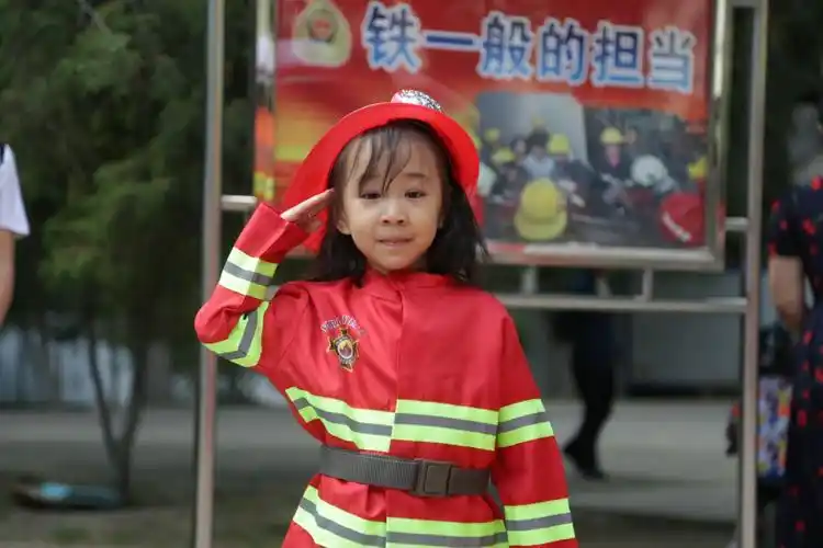 向消防员叔叔敬礼