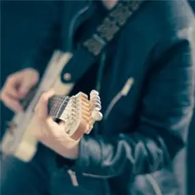 高清弹吉他的男生头像拿吉他帅气的男生头像图片