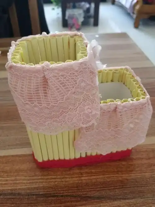 西关小学二年级(3)班 许晨曦 废物利用把包装盒变成漂亮的笔筒