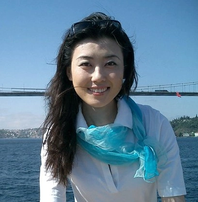 她是《海峡两岸》主持人!穿衣搭配,气质又漂亮_新闻频道_中华网