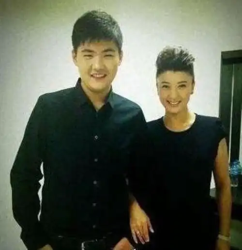 闫学晶几个孩子(闫学晶晒小女儿萌态)