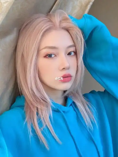 樱花粉这款颜色加了少量灰色柔和整体色调使头发自带雾感透光性很好