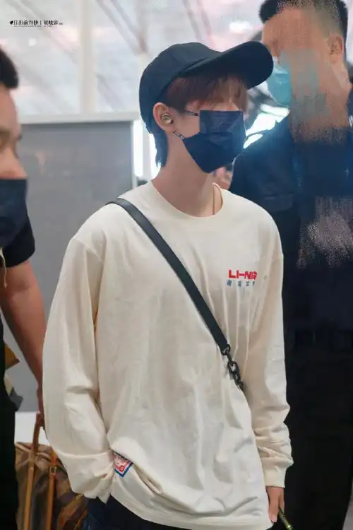 贺峻霖顺毛机场出发##贺峻霖香港出发机场图