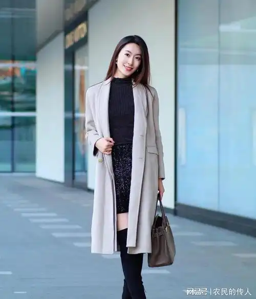 如何用亮片筒裙和风衣打造时尚又保暖的秋冬装扮
