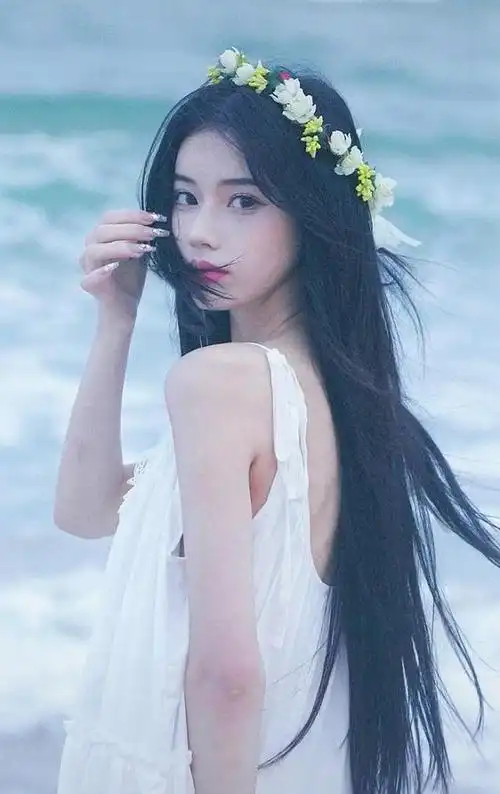 近日,千万粉丝网红何丹彤在社交媒体上自曝在巴黎被