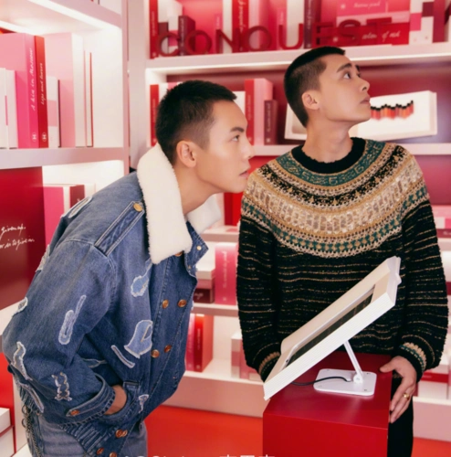 李易峰陈伟霆互摸寸头拍照,一个a爆一个笑得真甜!