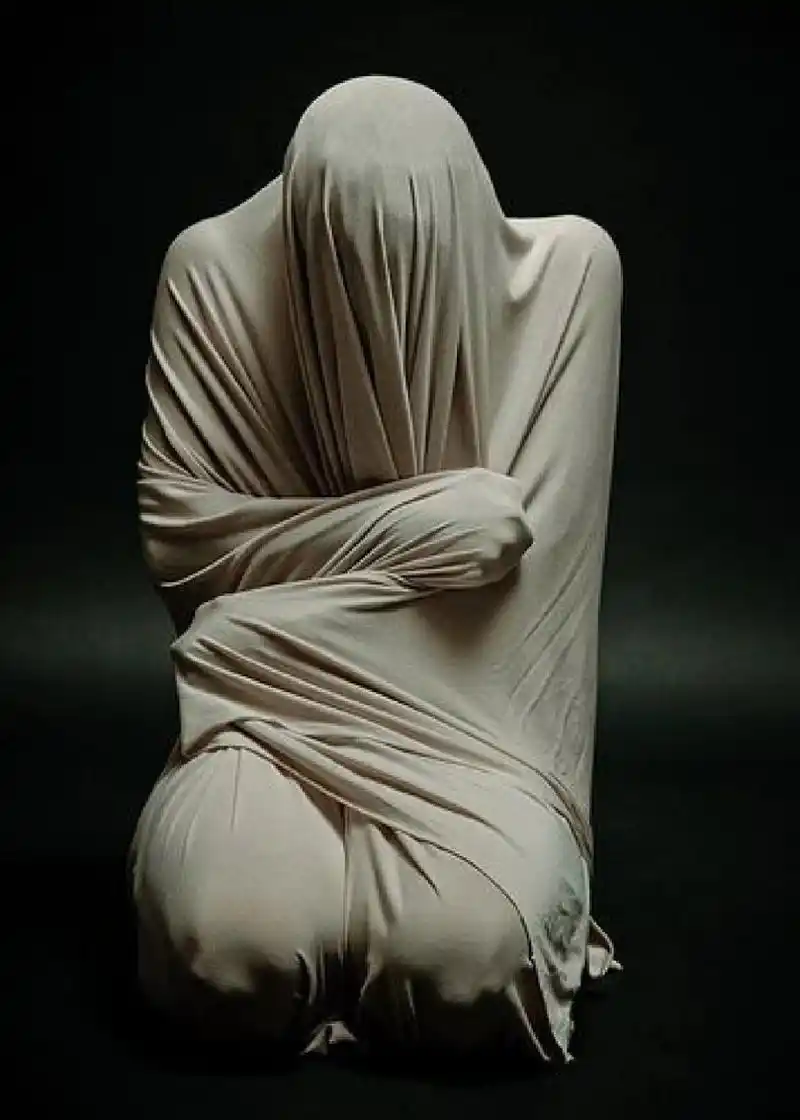 灵感 人物摄影 束缚 冲破自我束缚的枷锁#提高审美# #审美# #黑白摄影