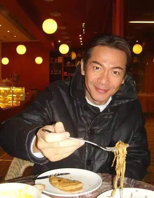 55岁江华与大8岁妻子同行购物,一路打情骂俏把女方宠成女王!