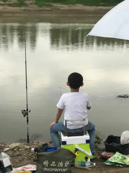第二天我和爸爸又去钓鱼啦,看看我的小背影是多么的认真