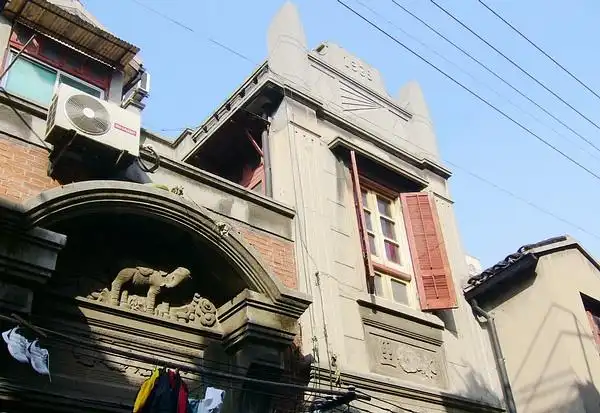 孔家弄 大象石库门牌 满精美的松雪街道上天恩堂,现在是幼儿园.