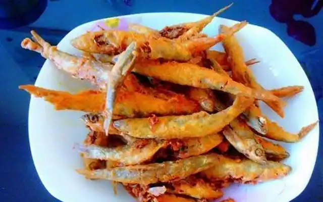 炸酥鱼时不要只会裹面粉做好这一点小鱼色泽金黄口感酥脆