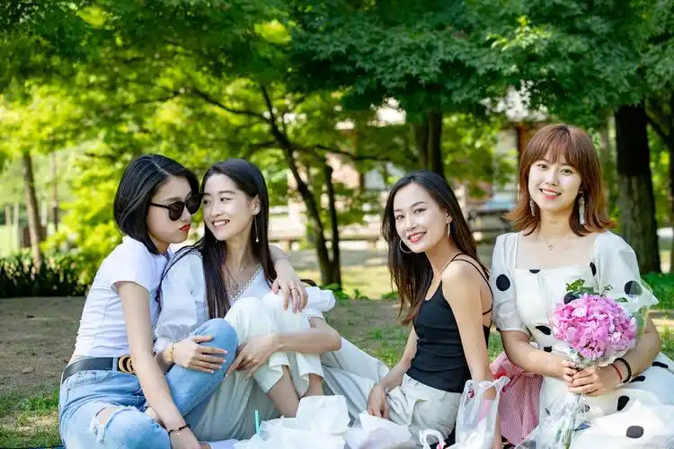 发现一群可爱的女孩,还是第一个好看啊