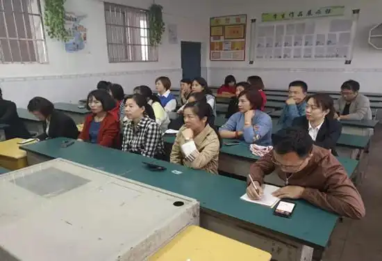 莲塘三小六(12)班召开家长座谈会 - 图片新闻 - 南昌县教体局