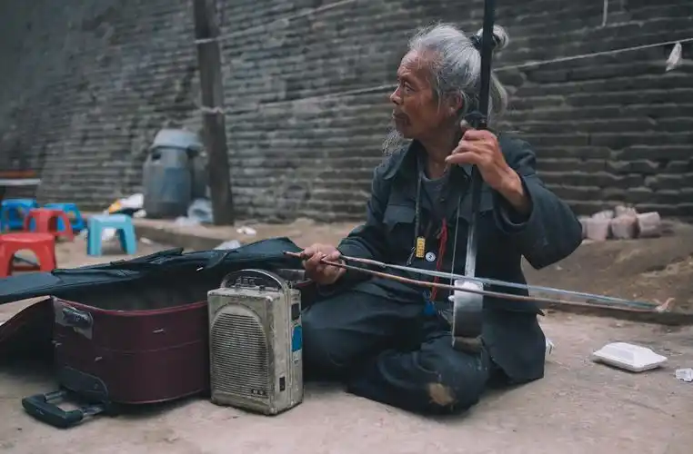 街头卖艺,装备齐全