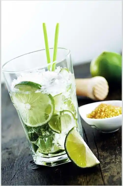 冰镇切片青柠檬柠檬汁图片