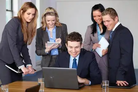 金色商务名会议期间由5名商务人员组成的团队照片