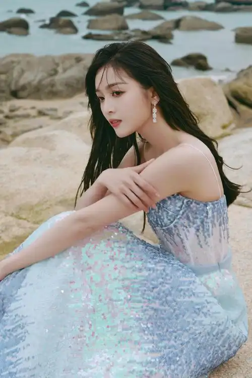 吴宣仪蓝色波光粼粼吊带裙