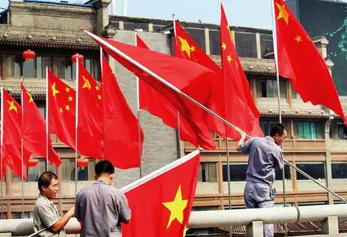 商家悬挂国旗也要讲"规矩" 高度和规格应当统一