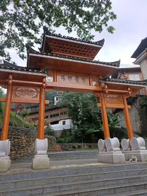 这是路边的高大的木质牌坊.