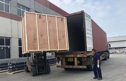 第一件货物顺利装进集装箱