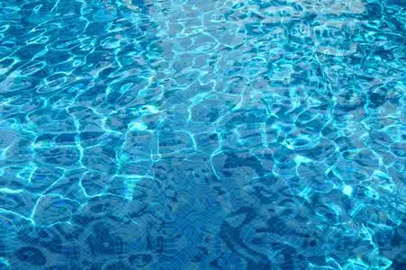 水质地蓝色,阳光反射照片