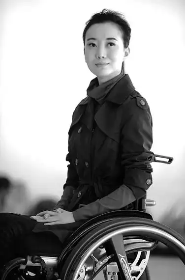 有一个人却是张艺谋愧于提起的,她就是原《丝路》舞蹈演员刘岩