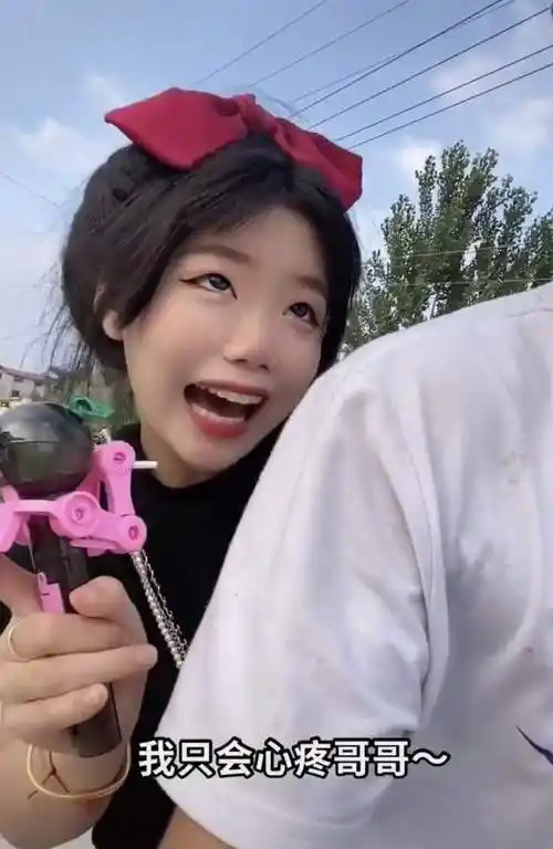 19岁网红悦悦即将产子,怀孕38周因宫缩住院,曾因"哥哥体"走红