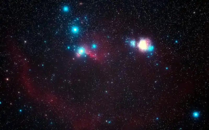 漫天星辰缀夜空,此闪彼烁交相映;却问君从何处来,抬眼望处是吾乡.