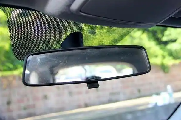 为何大多数人开车只看左右后视镜,不看车中间的后视镜?这合理吗