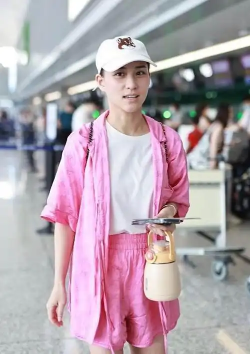 何超莲的机场生图美出圈穿搭简单朴素照样抢尽风头