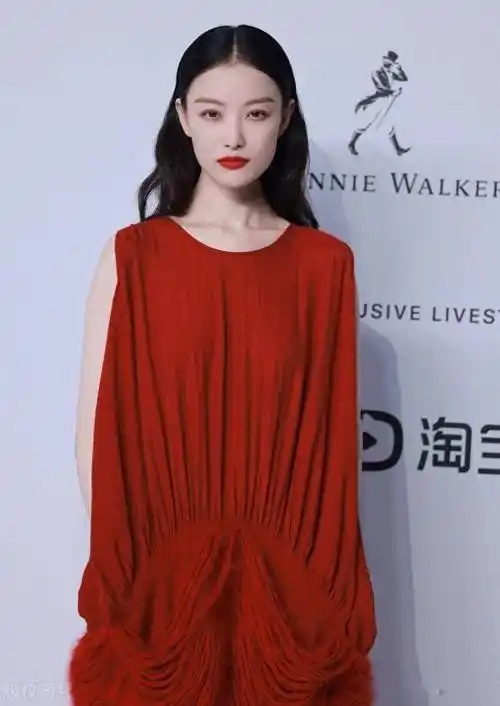 倪妮红色无袖连衣裙艳丽妩媚_濮院_桐乡_古镇