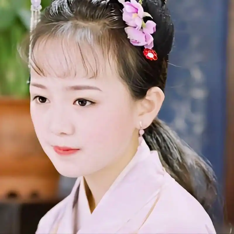 小戏骨的红楼梦里,钟宝儿的薛宝钗,虽然仍有婴儿肥的脸蛋稚气未脱,举