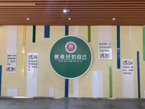 在群惠小学黄坚定校长的热情接待下,我们参观了学校各功能室及文化墙.