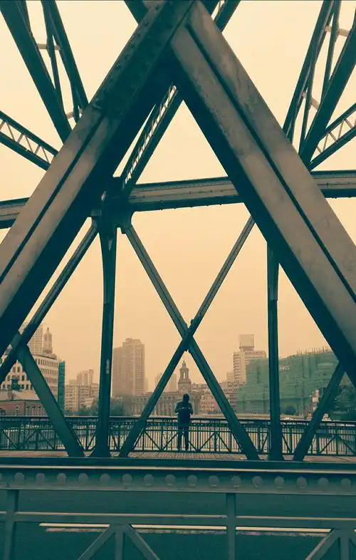 你站在桥上看风景,看风景的人在桥对面看你.